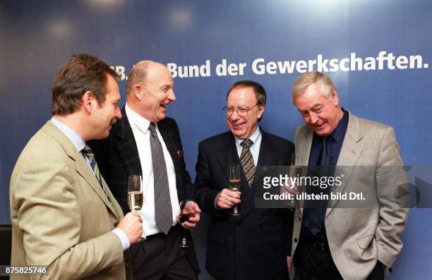 Gruppenfoto mit Frank Bsirske , Klaus Zwickel , Roland Issen und Dieter Schulte nach der Unterzeichnung des Grundlagenpapiers für die Rückkehr der...