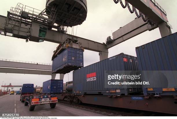 Umzug des Bundeswirtschaftsministeriums nach Berlin: Verladen der Container vom LKW auf den Zug - Köln,