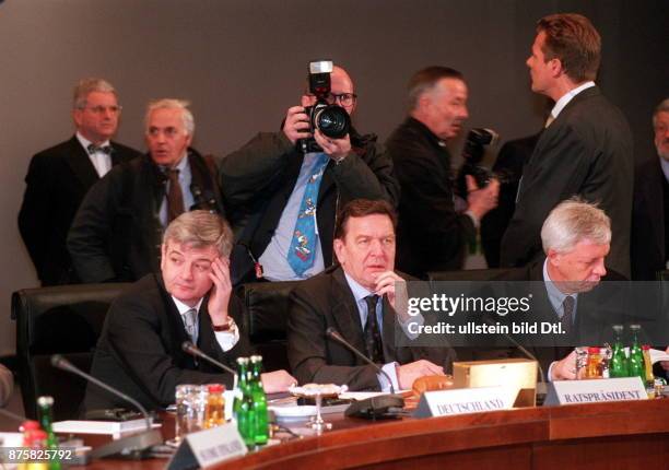 Sondergipfel des Europäischen Rates in Berlin, 24./: Blick in den Tagungsraum im Hotel Intercontinental: Die deutsche Delegation. V.l. Aussenminister...