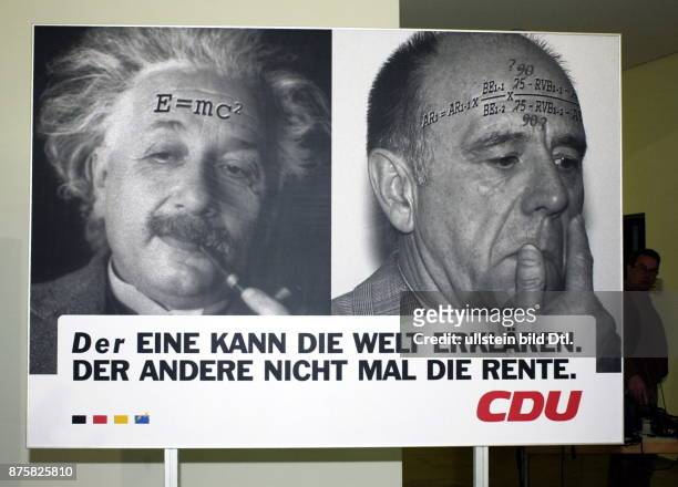 Plakataktion der CDU gegen die Pläne zur Rentenreform der Bundesregierung; es zeigt Albert Einstein und Bundesarbeitsminister Walter Riester - Berlin,