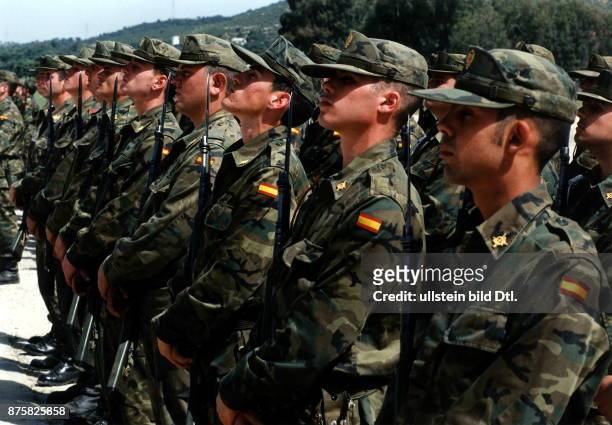Spanische Soldaten vom Eurocorps in Cordoba stehen im Kampfanzug mit Gewehr und aufgepflanztem Bajonett in einer Reihe