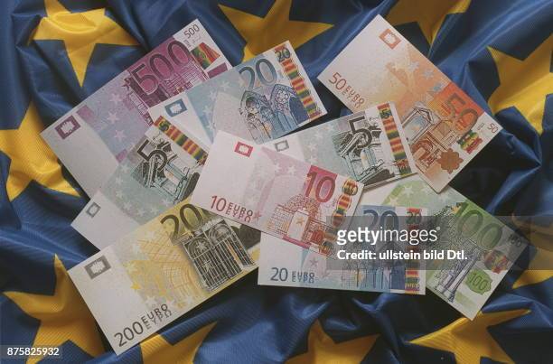 Euro - Banknoten auf einer Europaflagge - 1997