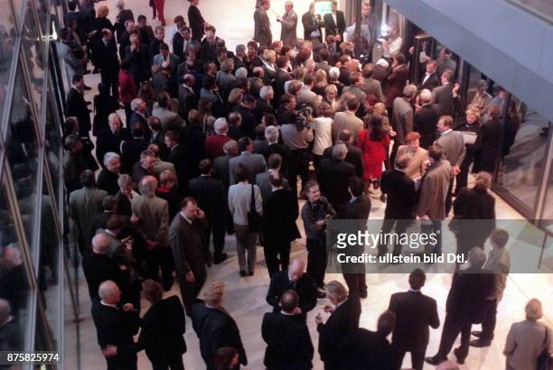 Abstimmung per Hammelsprung im Reichstag: Bundestagsabgeordnete vor dem Plenarsaal - Berlin,