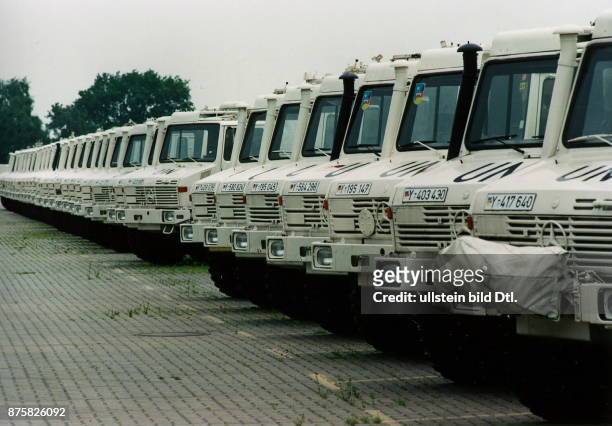 Einsatzübung der Logistikbrigade 1 in Glinde: Bundeswehr - 3,5 t - Lkws stehen nebeneinander in einem Depot. Sie sind weiß gestrichen und haben den...