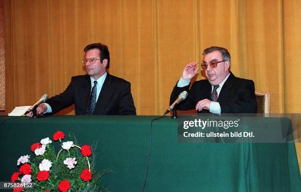 Pressekonferenz von Bundesaußenminister Klaus Kinkel und dem russischen Außenminister Jewgeni Primakow im Rahmen der deutsch-russischen...