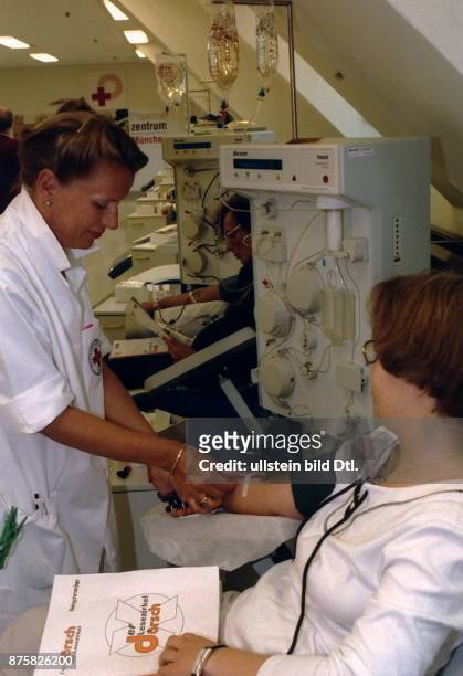 Blutspendedienst in Düsseldorf: Eine Ärztin führt eine Kanüle in den Arm einer Blutspenderin ein