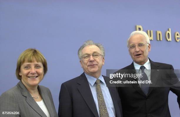 Die CDU-Vorsitzende Angela Merkel und der Kanzlerkandidat von CDU und CSU, der bayerische Ministerpräsident Edmund Stoiber stellen in Berlin als...