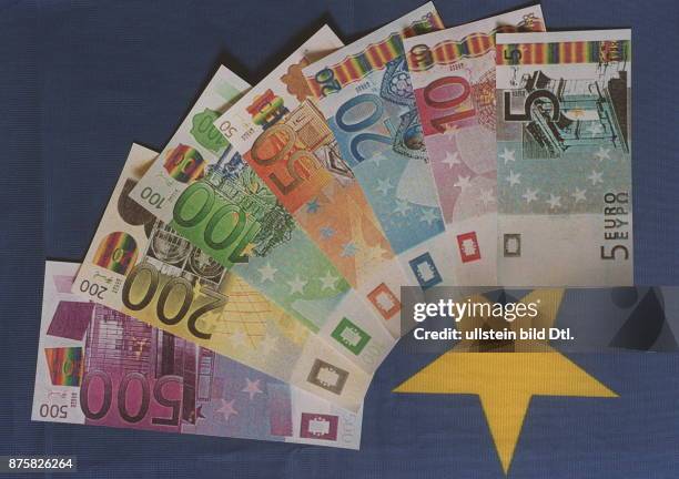 Euro - Banknoten auf einer Europaflagge - 1997