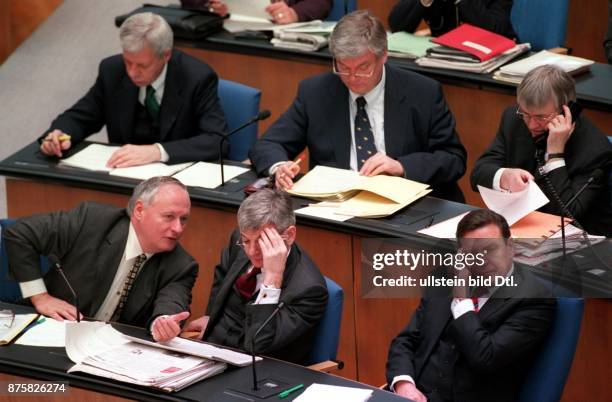 Haushaltsdebatte im Bundestag: Blick auf die Regierungsbank - v.l., 1.Reihe: Finanzminister Oskar Lafontaine, Aussenminister Joschka Fischer,...