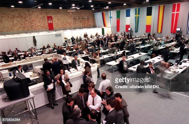 Informelles Treffen der Staats- bzw. Regierungschefs der Mitgliedsstaaten der Europäischen Union auf dem Petersberg: Pressezentrum in der Turnhalle...