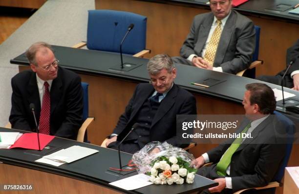 Blick auf die Regierungsbank während einer Debatte im Bundestag, Bonn: Bundesverteidigungsminister Rudolf Scharping, Bundesaussenminister Joschka...