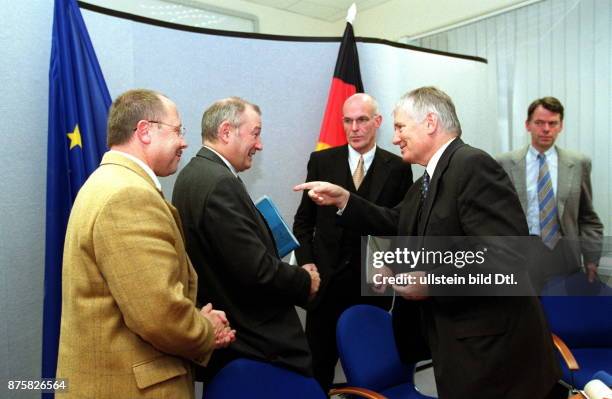 Innneministerkonferenz in Berlin: Bundesinnenminister Otto Schily und drei Innenminister der Länder empfehlen den Verfassungsorganen einen Antrag auf...