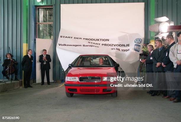 Eröffnung neues VW - Werk in Sarajevo , Eröffnungsveranstaltung: VW - Chef Ferdinand Piech kommt in einem `Felicia' der tschechischen VW Marke Skoda...