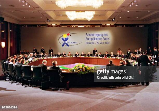 Sondergipfel des Europäischen Rates in Berlin, 24./: Blick in den Tagungsraum mit den Delegationen am Konferenztisch. Hotel Intercontinental