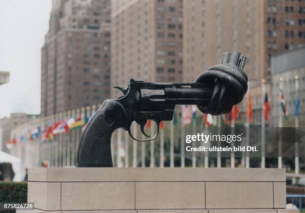 New York: Plastik "Non Violence" des Bildhauers Carl Frederik Reuterswaerd vor dem UN - Gebäude in Manhattan, Sie zeigt einen Revolver mit Knoten im...