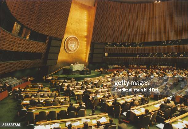 Der Konferenzsaal - United Nations Assembly Hall - im UN-Gebäude in New York: Die Sitzplätze sind im Halbkreis angeordnet und fast alle mit...