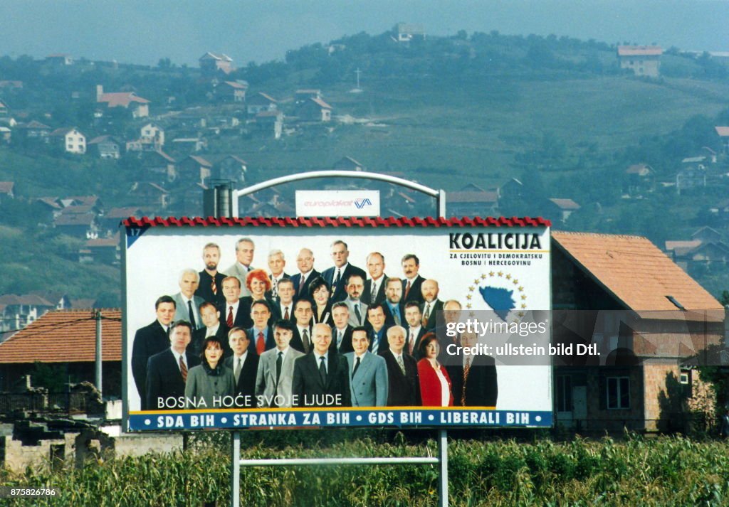 Wahlplakat der Koalition unter Alija Izetbegovic am Rande von News