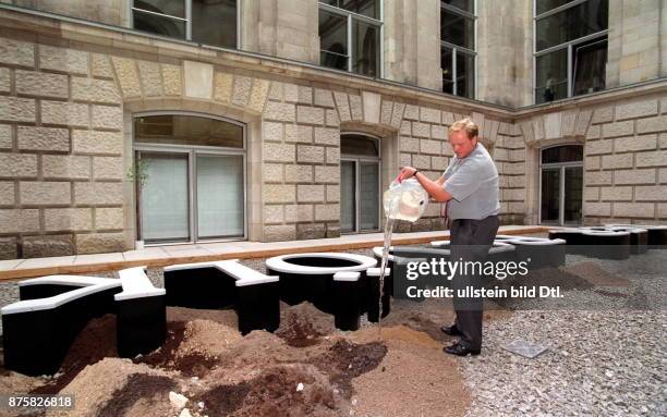 Bundestagsdenkmal "Der Bevölkerung" von Prof. Hans Haacke im nördlichen Lichthof, das mit Erde aus allen Wahlkreisen der Bundesrepublik Deutschland...