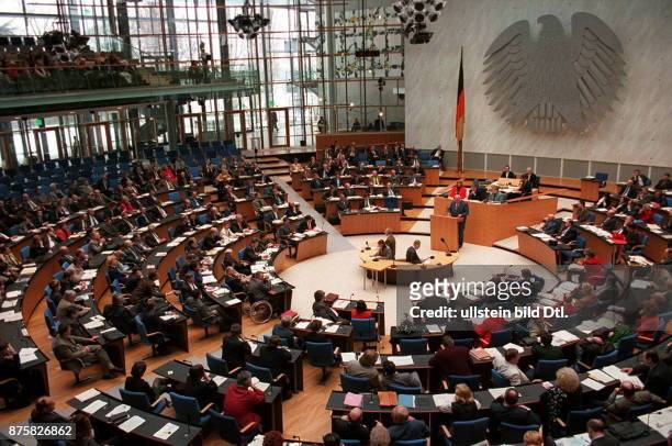 Innenansicht bei der Debatte über Arbeitsmarktpolitik und Arbeitslosigkeit, Redner Helmut Kohl
