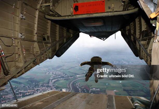 Fallschirmspringer des Luftlandebataillons 261, das zu den Krisenreaktionskräften der NATO gehört - Dezember 1994