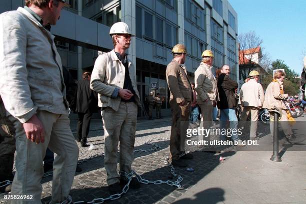 Demonstration von Bergleuten gegen die geplanten Kürzungen der Subventionen im Steinkohlebergbau: Protest vor der FDP Parteizentrale, dem...