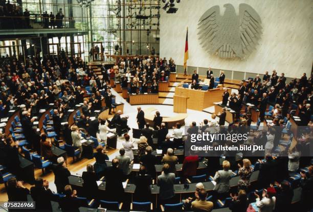 Bundestagssitzung und Vereidigung des neuen Bundespräsidenten am in Bonn. Die Abgeordneten applaudieren im Stehen. Im Zentrum des Plenarsaals der...