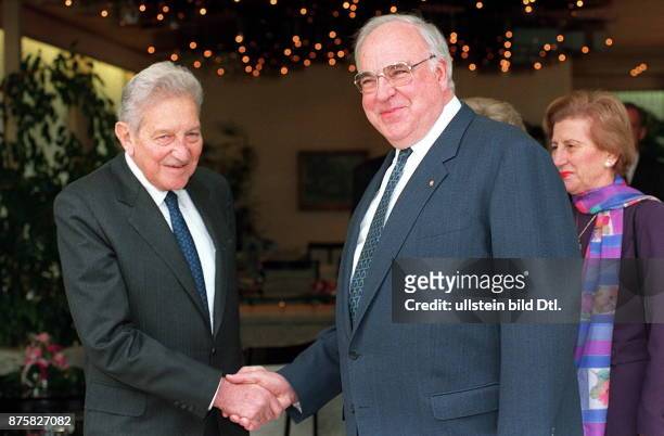 Ezer Weizman wird von Bundeskanzler Helmut Kohl in Bonn begrüsst. Re Reuma Weizman - Januar 1996
