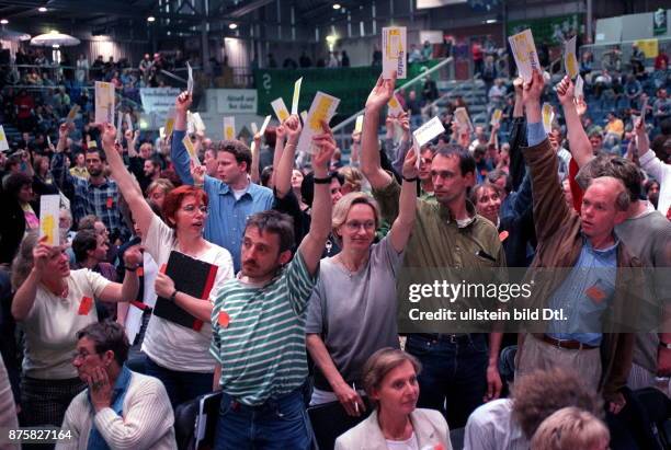 Sonderparteitag zum `Kosovo - Konflikt` in der Seidenstickerhalle in Bielefeld: Abstimmung über einen Beschluss zur vorübergehenden Einstellung der...