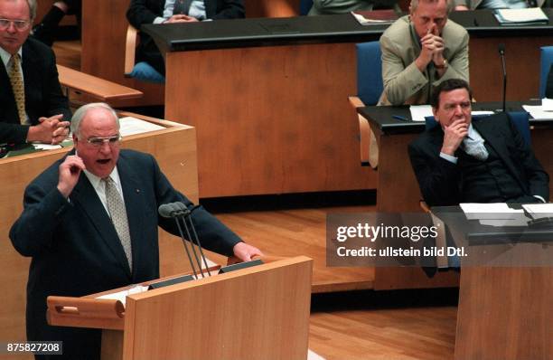 Bundestagsdebatte am 23.4.1998: Hauptthema ist der Start des Euro in elf EU-Mitgliedsländern Bundeskanzler Helmut Kohl am Rednerpult; rechts der...