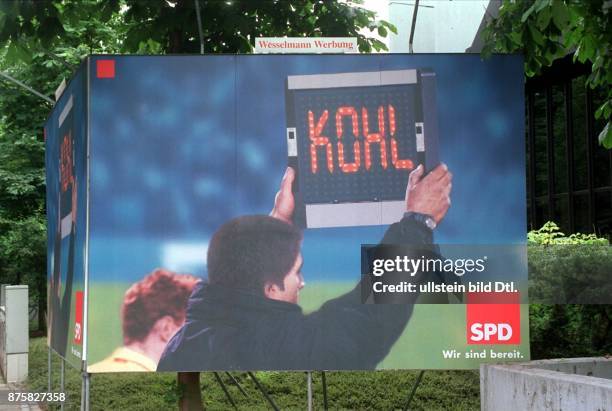 Wahlplakat der SPD vor dem Erich-Ollenhauer-Haus: ein Mann am Rand eines Fussballfelds hält ein Schild zur Auswechslung Kohls hoch - Bonn,