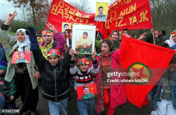 Demonstration in Deutschland lebender Exilkurden in Bonn - Beuel: Kurden demonstrieren für die Freilassung des in Italien inhaftierten Kurdenführers...