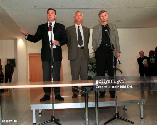Negotiations between SPD and Buendnis 90 / Green Party about forming a coalition government, press conference in Bonn after the second meeting, from...