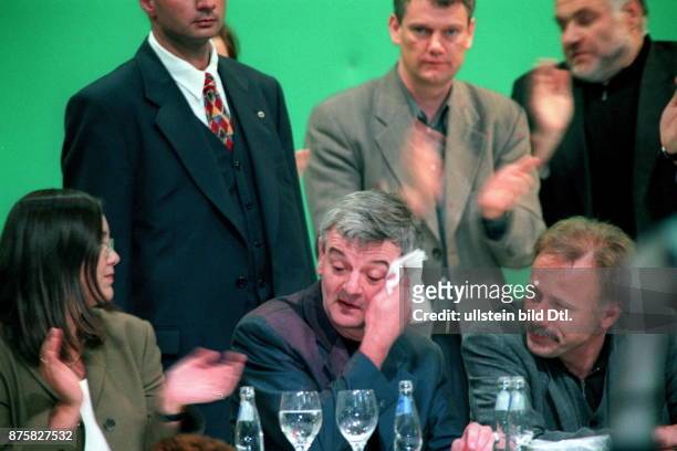 Sonderparteitag zum `Kosovo - Konflikt` in der Seidenstickerhalle in Bielefeld: Bundesaussenminister Joschka Fischer wischt sich nach seiner...
