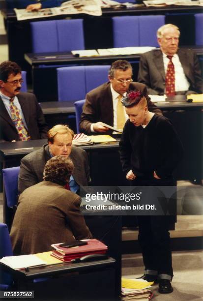 MdB Dirk Niebel FDP im Gespräch mit MdB Angela Marquardt PDS während der Haushaltsdebatte 2000