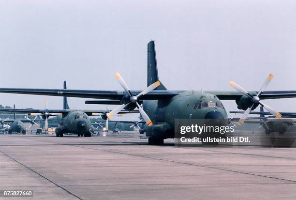 Mehrere C - 160 Trans-All des Lufttransportgeschwaders 62 auf dem Flugfeld von Wunstorf - 6. Juli 1995