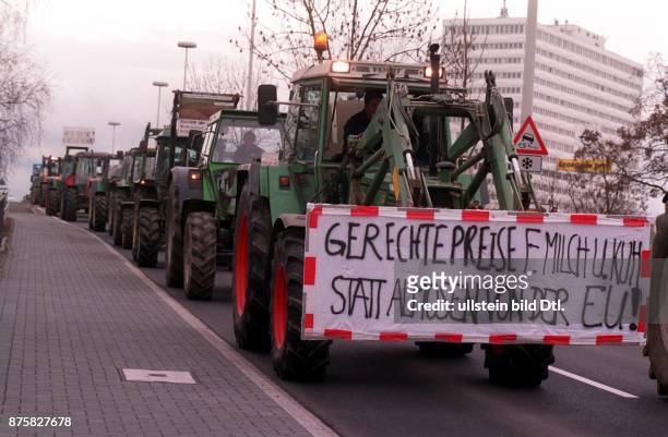 Demonstration von Landwirten auf ihren Treckern gegen die "Agenda 2000", das Agrarreform - Programm der Europäischen Union ; das Protestschild trägt...