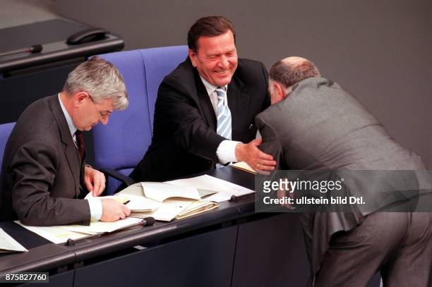 Regierungsbank mit Bundesaussenminister Joschka Fischer und Bundeskanzler Gerhard Schröder während der 108. Bundestagssitzung; vor der Bank Rezzo...