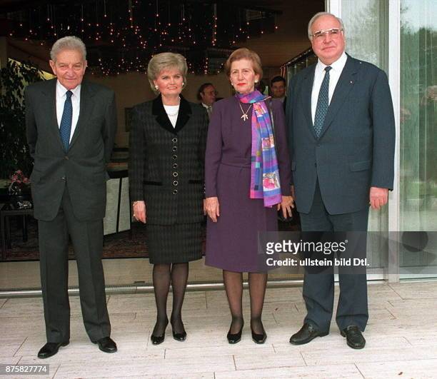 Ezer Weizman, Reuma Weizman, Hannelore und Helmut Kohl vor dem Gästehaus der Bundesregierung auf dem Petersberg in Bonn - Januar 1996