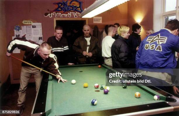 Jugendverein Bruchbude e.V. In Milmersdorf / Uckermark / Brandenburg, `Projekt Jugend und Rechtsextremismus`: Jugendliche spielen Billiard - 29....