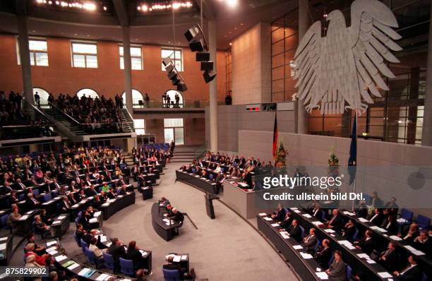 Feierstunde zum 50. Jahrestag der Konstituierenden Sitzung des Deutschen Bundestages und des Bundesrates: Blick in den Plenarsaal des Reichstags -...