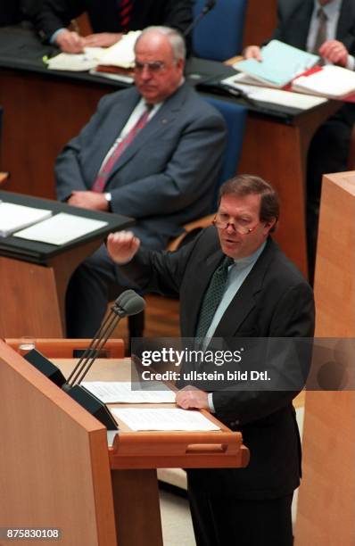 Debatte über Arbeitsmarktpolitik und Arbeitslosigkeit: Rede von Bundeswirtschaftsminister Günter Rexrodt . Im Hintergrund Bundeskanzler Helmut Kohl.