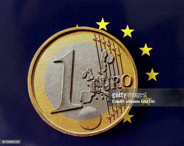 Erster Entwurf einer 1 - Euro Münze vor Europa-Fahne; diese Münze wurde später überarbeitet - 1998