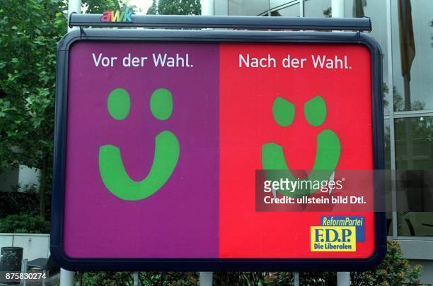 Wahlplakat der FDP - "Vor der Wahl - nach der Wahl" vor dem Thomas-Dehler-Haus in Bonn