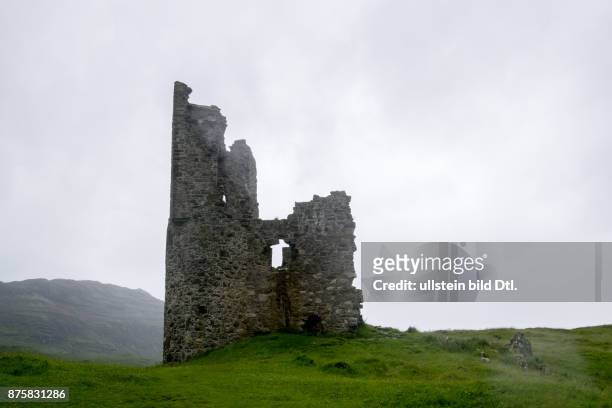 The ruins of Ardvreck Castle on Loch Assynt Schottland Scotland Grossbritannien Great Britain