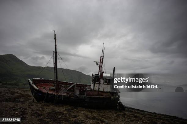 Fischerboot am Loch Linnhe , Ardgour Fishing Boat beached on the shoreline at Low tide, Ardgour, Corran Schottland Scotland Grossbritannien Great...