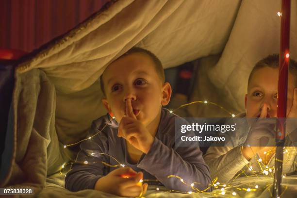 jongens in de tent - camping games stockfoto's en -beelden