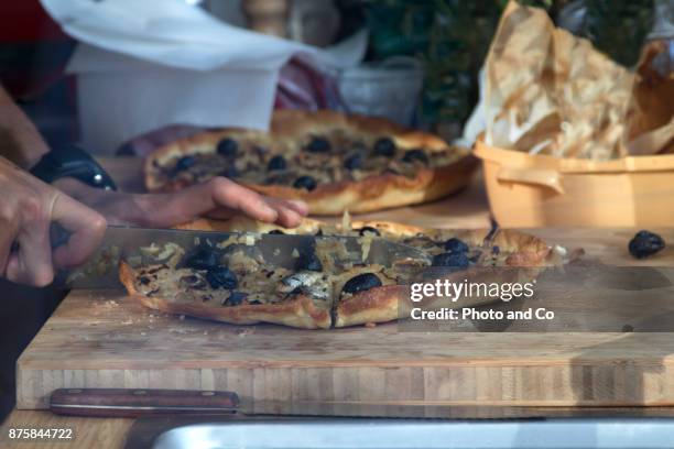 Man Cutting A French Pissaladiere, 照片檔