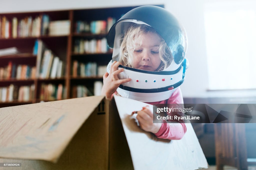 As crianças Imaginem espaço aventura em caixa de papelão