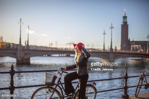 bezienswaardigheden stockholm - cycle stockfoto's en -beelden