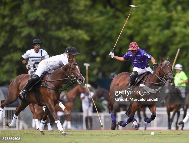 Mariano Aguerre of La Esquina fights for the ball with Francisco Elizalde during a match between La Albertina and La Esquina as part of the HSBC 124°...